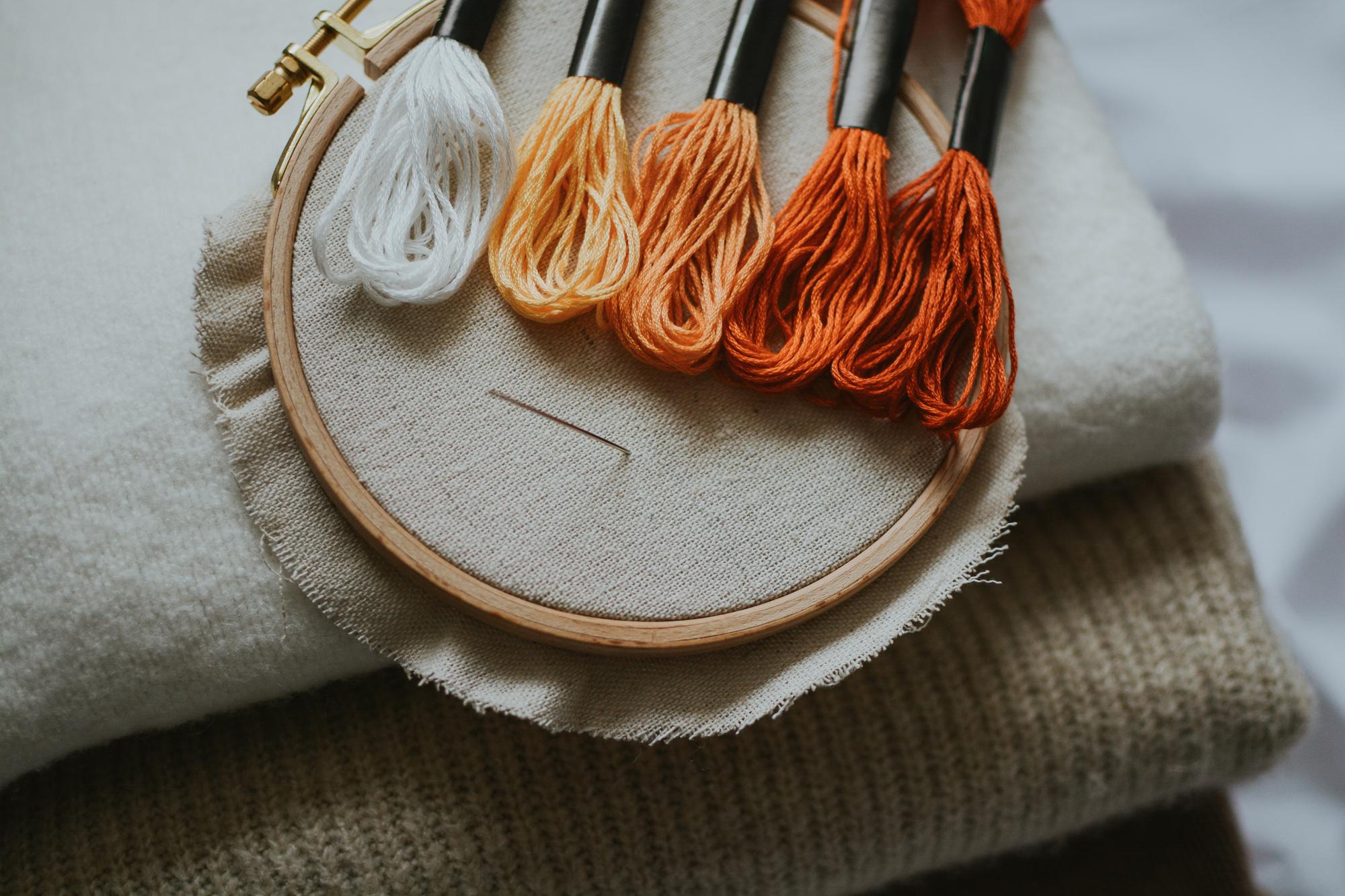 Workshop bench with hoops and threads